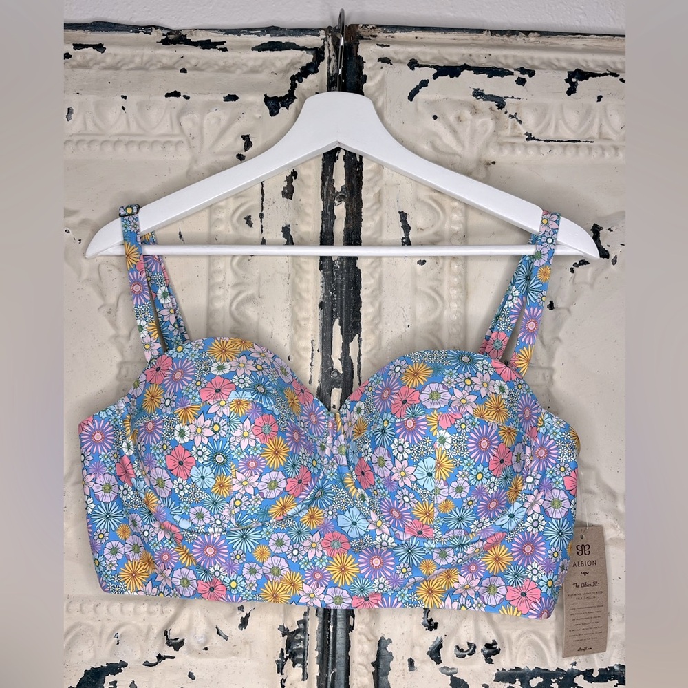 Albion Hailey Crop, Darling Blue Floral swim top